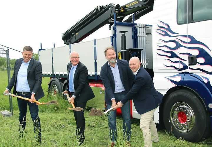Det første spadetaket fr.v. Karsten Vestergaard, Vestergaard Nielsen A/S, Anders Jarl, Wihlborgs Fastigheter AB, Niels-Jørgen Toft Jensen, adm.dir. MAN Truck & Bus Sverige og Norge og Christer Pettersson, ettermarkedssjef MAN Truck & Bus Sverige