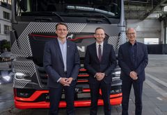 Foran MANs eTruck ved Berlin-Tempelhof: Alexander Vlaskamp, toppsjef hos MAN, Dr. Volker Wissing, føderal transportminister, og Frank Mühlon, toppsjef i ABB E-mobility.