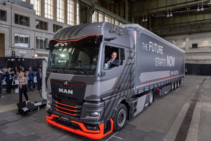 MAN og ABB E-mobility girer opp for neste fase av elektromobilitet i langtransportbiler. Dr. Volker Wissing, føderal transportminister, etter hans meget stillegående testkjøring i den kommende MAN eTruck.