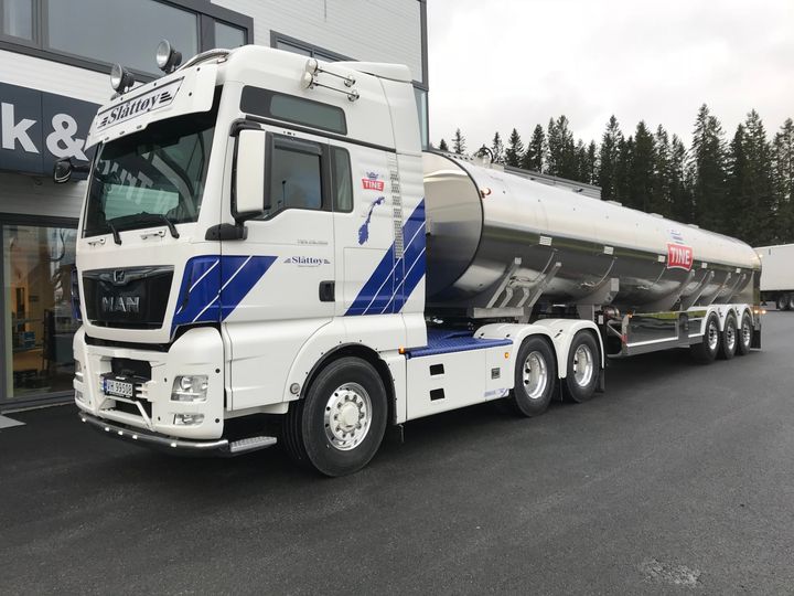 Det nye tankvogntoget til Hans Ivar Slåttøy Transport AS skal gå i innsamling av melk fra kommunene Sømna, Vega, Vevelstad, Alstahaug og Brønnøy på Helgelands-kysten. (Foto: Egil Koen)