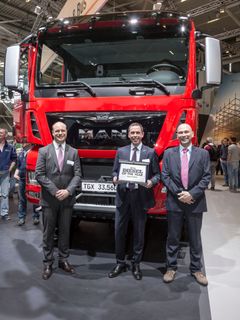 Jürgen Haberland (SEO), Head of Off-Road MAN Engines, og Johan Björnör, Vise President & Head of Sales Truck, fikk overrakt utmerkelsen av Fabio Butturi, jurymedlem og redaktør av magasinet DIESEL og DIESEL international (fra venstre til høyre)