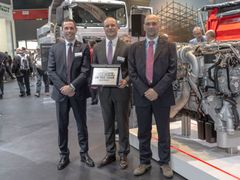 Johan Björnör, Vise President & Head of Sales Truck og Jürgen Haberland (SEO), Head of Off-Road MAN Engines, fikk utmerkelsen av Fabio Butturi, jurymedlem og redaktør av DIESEL og DIESEL International. (fra venstre til høyre)