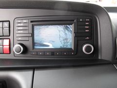 Bildet fra vidvinkelkameraet fremkommer på displayet. Ved rygging vises automatisk området bak bilen, og sjåføren kan også velge å se inn i skapet via egne kameraer der.