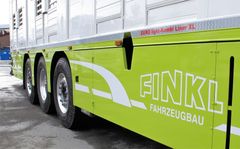 Påbygget fra tyske Josef Finkl KG Fahrzeugbau er konstruert for fleksibelt bruk og egner seg like godt til transport av smågris som storfe.