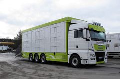 Begge dyrebilene er MAN TGX 32.480 med akselkombinasjonen 8x2-6 LL. Det innebærer helluftfjæring, drift på tredje aksel, styring på første, andre og fjerde aksel og løft på andre og fjerde.