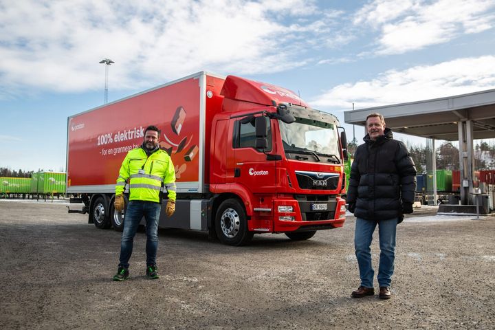 Fra venstre: Hans-Øyvind Ryen, konserndirektør for Nettverk Norge Posten og Lars B. Sand salgsdirektør for MAN Truck & Bus Norge