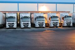 Fem av i alt syv MAN TGM 18.290 foran DB Schenker-terminalen på Rudshøgda.