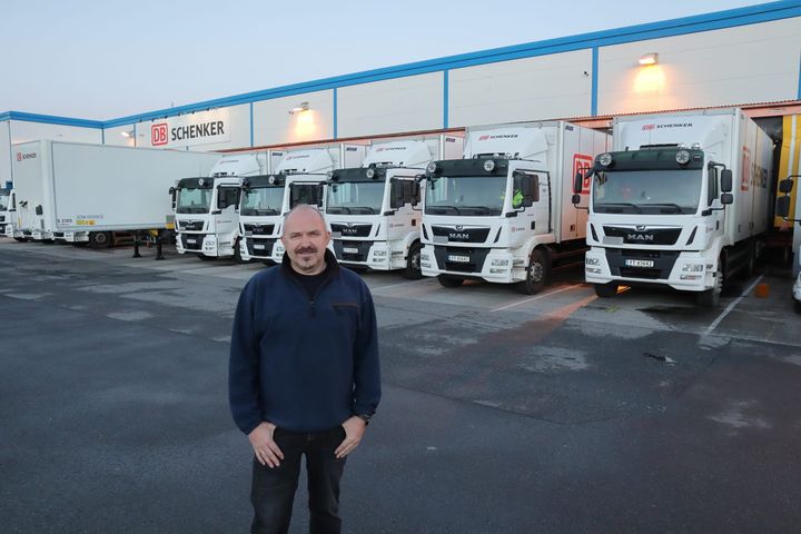 Daglig leder i HOB Gods AS, Atle Sølberg, foran fem av sine MAN TGM 18.290 uten for DB Schenker-terminalen på Rudshøgda mellom Hamar og Lillehammer.