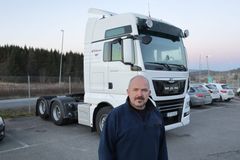 Atle Sølberg foran trekkvognen av typen MAN 28.500 6x2 BLS som også inngår i handelen.
