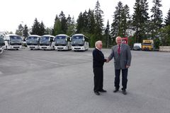 Overlevering ved MAN selger Stig Brataas (t.h) og eier av H.M.K Ola Halvorsen (t.v)