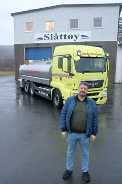 Hans Ivar Slåttøy foran en tidligere MAN TGS melketankbil som er blitt ombygd til branntankbil og er i tjeneste hos Sømna Brannvesen.