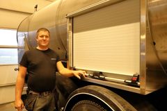 Helge Stolpnes ved en brukt melketank som nå får et nytt liv på en brann-tankbil. – En treroms melketank er noen ganger for stor for en brannbil, så da bygger vi gjerne inn et skap i den midtre tanken, sier han.