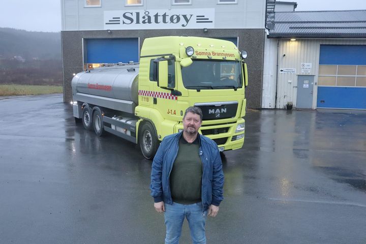 Hans Ivar Slåttøy foran en tidligere MAN TGS melketankbil som er blitt ombygd til branntankbil og er i tjeneste hos Sømna Brannvesen.