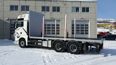 MAN TGX 26.640 6x4 har kombinasjonspåbygg og kjører også rundballer, kraftfor og kunstgjødsel.