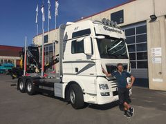 Odd Harald Konterud i Konterud Transport AS foran selskapets flunkende nye tømmerbil, MAN TGX 26.640 6x4.