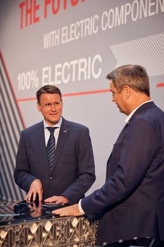 Alexander Vlaskamp (til venstre), administrerende direktør MAN Truck & Bus, i samtale med Dr. Markus Söder, Bayerns statsminister, under den symbolske starten på batteriproduksjonen ved MAN Nürnberg-anlegget.