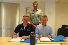 Venstre til høyre Ettermarkedsdirektør i MAN Truck & Bus Norge AS Norbjørn Nissestad og Kontorsjef i FLO avdeling Driftsanskaffelser, Roar Atle Hansen og i bakgrunnen Major og Koordinator for Lastevogn i FLO Teknisk avdeling / Kjøretøyseksjon, Stian Nystad.