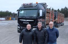 Nøkkelpersoner i forbindelse med ENOVA-prosjektet gjennomført hos Virkestransport Øst (VTØ) i fjor. Fra venstre Ivar Grøholt, daglig leder i VTØ, lastebileier Åge Snerten og Jens Olaf Rud i Norges Lastebileier-Forbund.