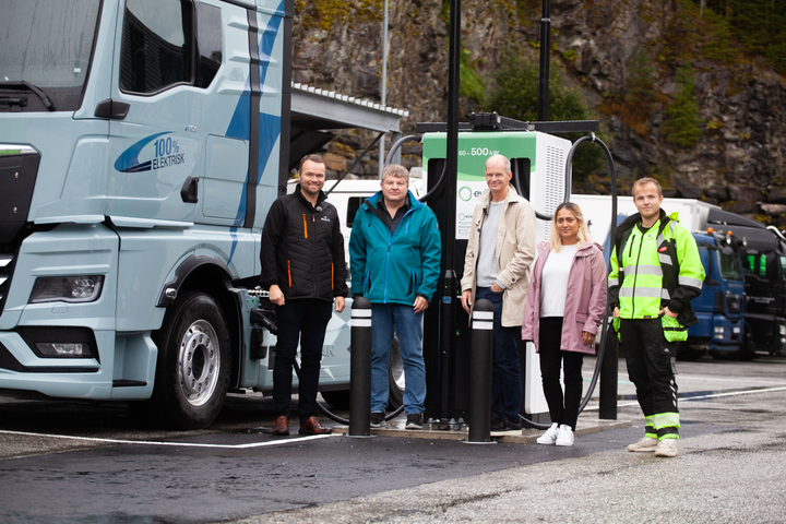 Glade smil fra alle ved åpningen av det nye ladeanlegg hos MAN i Bergen. Fra venstre: Pål Even Gravdal, Branch manager, MAN Truck and Bus AS avd Bergen, Svein Harald Bjørlo, Prosjektleder Hurtiglading, Odd Olaf Askeland, Head of Public Charging og Fahmida Ahmed, Marketing manager, alle fra Eviny Elektrifisering AS, samt en medarbeider fra en av Evinys underleverandører.