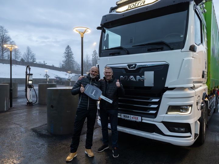 Frode Tørvik fra MAN Truck & Bus overleverer nøklene til Jotras første elektriske lastebil.