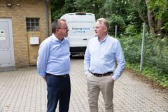 Frank Nørgaard, partner og statsautoriseret revisor hos Redmark, og Martin Lyngby Larsen (T.V.), forretningsfører i Kaløvig Vand (T.H.) i samtale uden for Kaløvig Vand.