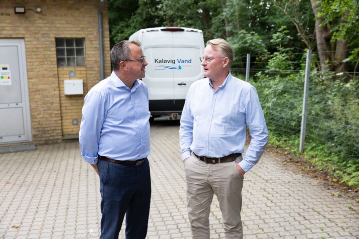 Frank Nørgaard, partner og statsautoriseret revisor hos Redmark, og Martin Lyngby Larsen (T.V.), forretningsfører i Kaløvig Vand (T.H.) i samtale uden for Kaløvig Vand.