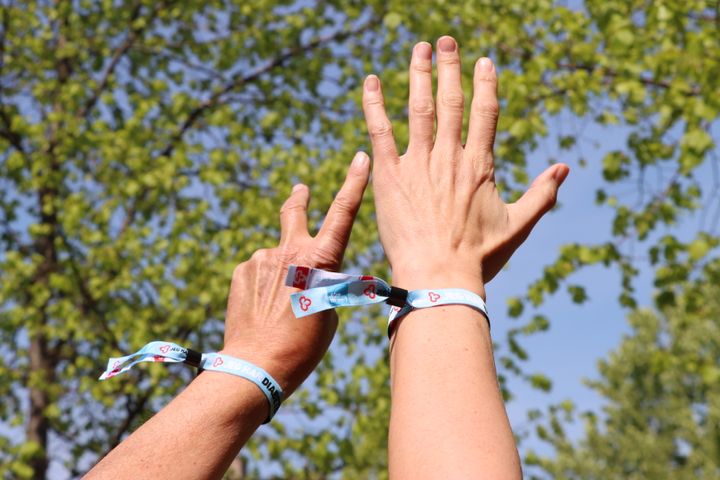 Diabetesforeningen og Alm. Brand deler lyseblå armbånd ud på festivaler og til koncerter for at skabe mere tryghed.