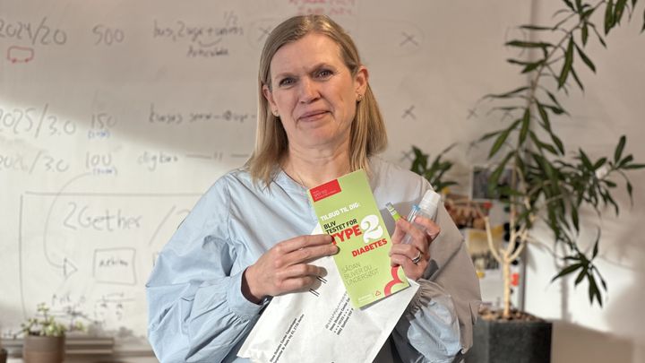 Forskningschef i Diabetesforeningen Tanja Thybo fremviser en hjemmetest for type 2-diabetes