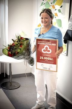 Camilla Asmussen med beviset på, at hun er vinder af Årets Behandlerpris 2026 fra Diabetesforeningen