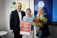 Camilla Asmussen, diabetessygeplejerske på Holbæk Sygehus står med Årets Behandlerpris flankeret af Diabetesforeningens adm. direktør, Claus Richter, og forskningschef Tanja Thybo.