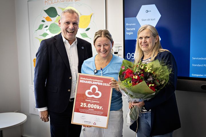 Camilla Asmussen, diabetessygeplejerske på Holbæk Sygehus står med Årets Behandlerpris flankeret af Diabetesforeningens adm. direktør, Claus Richter, og forskningschef Tanja Thybo.