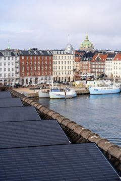 Solceller på tag i København. Havnen ses i baggrunden.