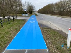 Cykelstien langs en del af Ringstedsvej er blevet malet lyseblå og dermed tydeligere for chauffører.