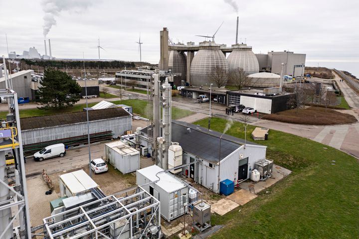 Nederst i billedet ses den container i Avedøre, der huser HOFORs nye Power-to-Gas-anlæg