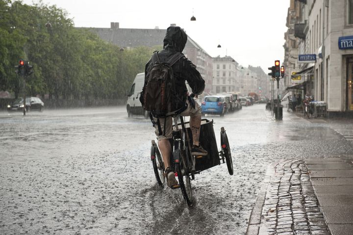 Ladcykel i kraftig regn på Østerbro i København