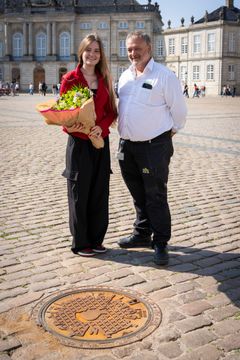 Blanka og Jan Bregninge foran det nye dæksel på Amalienborg Slotsplads.