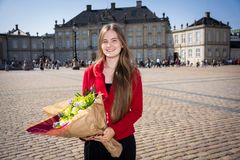 Den glade vinder, 19-årige Blanka fra Rødovre, med blomster på Amalienborg Slotsplads.