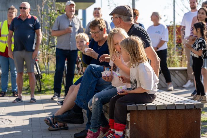 Der var is, kaffe og skulderklap til beboerne samt taler af Brøndbys borgmester, Maja Højgaard, og direktør Søren Birch fra HOFOR foran Kultur- og Aktivitetshuset Kernen - foruden børneaktiviteter og udstillinger om fornyelsen i området.