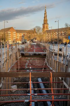 De arkæologiske fund forlænger HOFORs omfattende gravearbejde med at udskifte fjernvarmerør i Torvegade. Den brede afspærring ned gennem Torvegade fortsætter januar 2025 med. Fra starten af februar 2025 rykker gravearbejdet videre til Christmas Møllers Plads, hvor det vil stå på frem til sommer 2025.