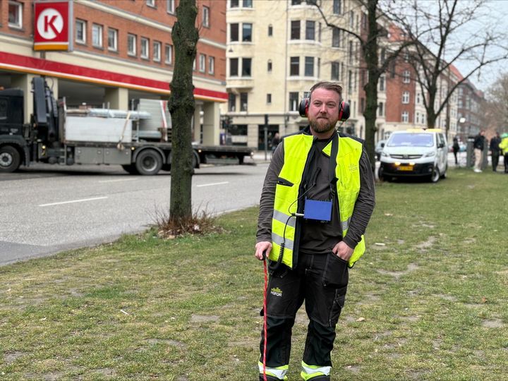 Patrick Ebbesen, driftstekniker i HOFOR, kan med avanceret lydteknik finde læk i fjernevarmerørene inden for en meter.