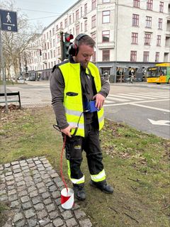 HOFOR har egen lydhvisker: Patrick bruger avanceret lydteknik til at finde huller i fjernvarmerørene - det minimerer gravearbejdet, som sparer penge og mindsker generne for naboerne og trafikken.