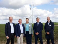 Bjørnstrup Vindmøllepark bliver indviet: her direktør for Green Power Denmark Kristian Jensen, borgmester i Vesthimmerlands Kommune Per Bach Laursen, Formand for HOFOR Susanne Juhl, Klima-, energi- og forsyningsminister Lars Aagaard og HOFORs CEO Henrik Plougmann Olsen står foran vindmøller.