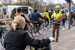 Tak for tålmodigheden - nu flytter HOFORs fjernvarmearbejde videre ned ad Vermlandsgade. Her deler Henrik Jespersen croissanter ud til cyklister, da arbejdet startede.