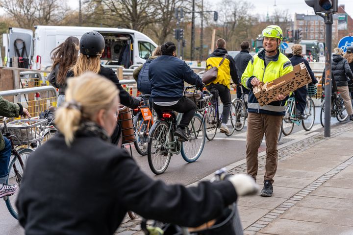 Tak for tålmodigheden - nu flytter HOFORs fjernvarmearbejde videre ned ad Vermlandsgade. Her deler Henrik Jespersen croissanter ud til cyklister, da arbejdet startede.