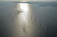 Luftfoto af Middelgrundens i alt tyve havvindmøller ved København.