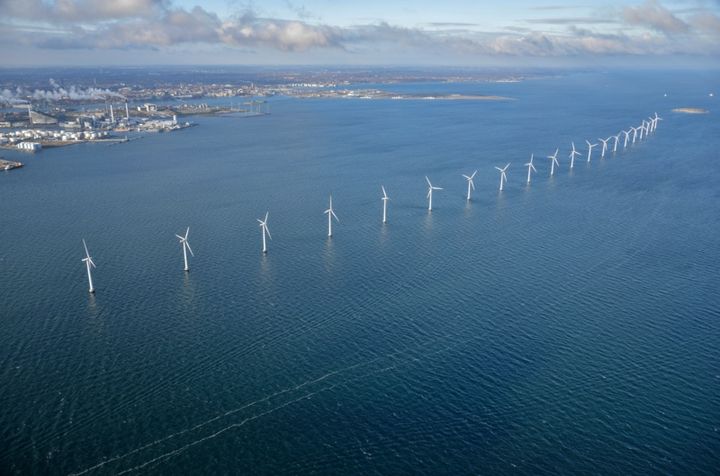 Luftfoto af Middelgrundens i alt tyve havvindmøller, som står ved Købehavn.