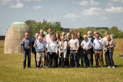 Skål i drikkevand fra hele projektholdet bag det nye beholderanlæg. FOTO: HOFOR
