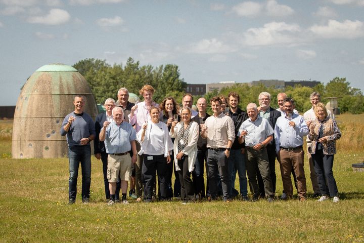 Skål i drikkevand fra hele projektholdet bag det nye beholderanlæg. FOTO: HOFOR