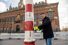 Overborgmester Lars Weiss står foran Københavns Rådhus og lukker for dampen i fjernvarmeforsyningen.