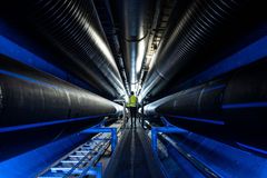 Foto af fjernvarmetunnel, hvor fjernvarmerørene fortsætter flere kilometer.